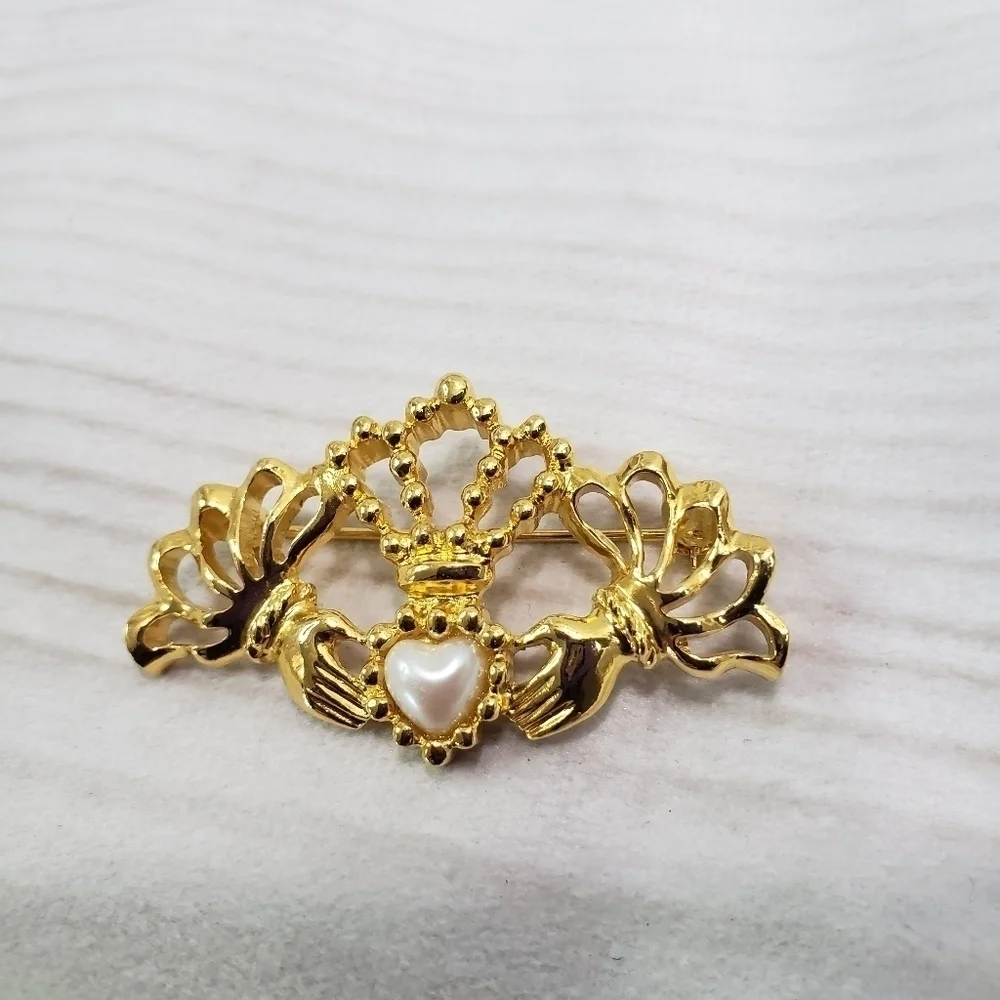 Vintage Avon Claddagh Pin Brooch 1.75